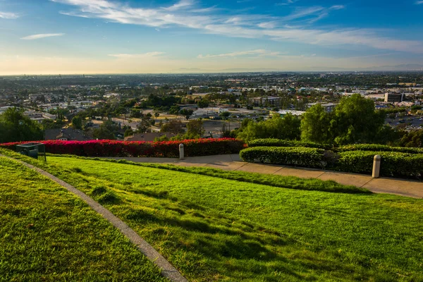 Pohled z parku na kopci, v Signal Hill, Long Beach, Kalifornie. — Stock fotografie