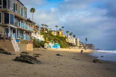 Laguna Beach, California sahil boyunca evler.