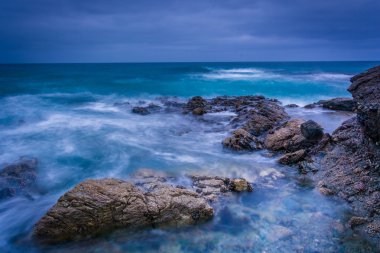 Dalgalar ve kayalar tablo R, Pasifik Okyanusu'nda uzun pozlama