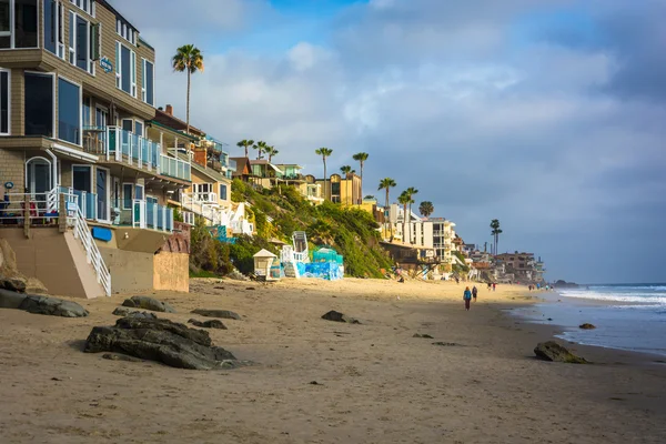 Laguna Beach, California sahil boyunca evler.