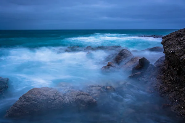 Long exposure of waves and rocks in the Pacific Ocean at Table R — Stock Photo, Image