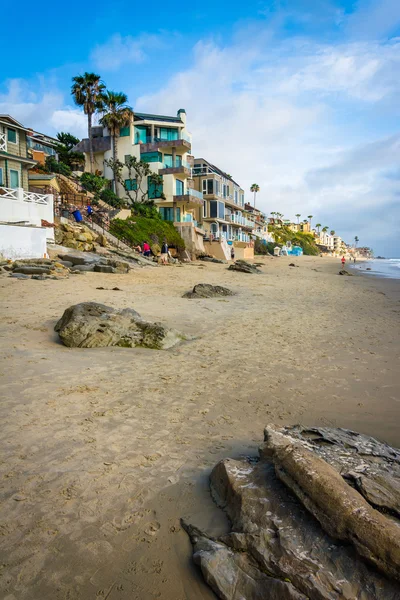 Casas y rocas en la playa, en Laguna Beach, California . — Foto de Stock