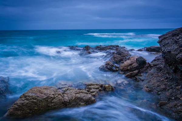 Dalgalar ve kayalar tablo R, Pasifik Okyanusu'nda uzun pozlama — Stok fotoğraf
