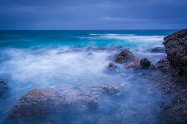 Dalgalar ve kayalar tablo R, Pasifik Okyanusu'nda uzun pozlama — Stok fotoğraf