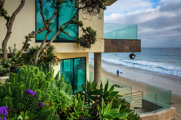 Modern oceanfront home in Laguna Beach, California. — Stock Photo, Image