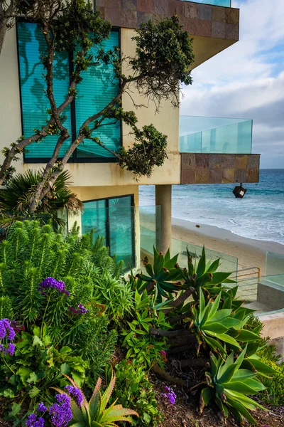 Moderna casa frente al mar en Laguna Beach, California . — Foto de Stock