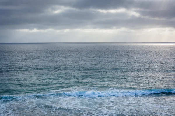 Vue sur l'océan Pacifique depuis une falaise à Laguna Beach, Californie — Photo