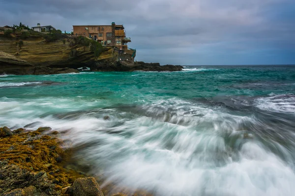 Waves and rocks in the Pacific Ocean at Table Rock Beach, in Lag — Stock Photo, Image