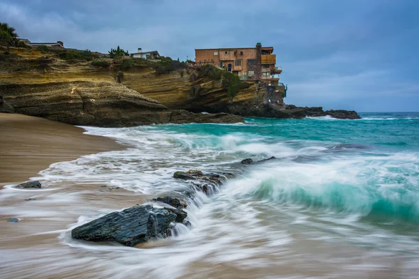 Wellen und Felsen im Pazifischen Ozean am Tafelfelsenstrand — Stockfoto