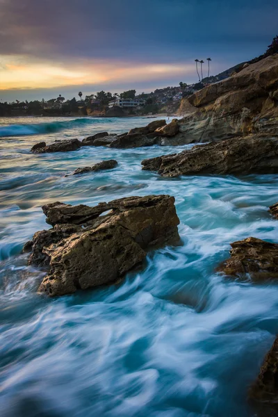 Pedras e ondas no Oceano Pacífico ao pôr do sol, no Monument Poin — Fotografia de Stock