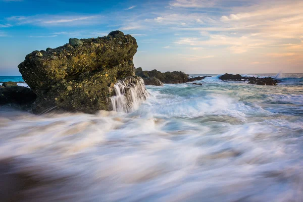 Pedras e ondas no Oceano Pacífico ao pôr do sol, em Thousand Step — Fotografia de Stock