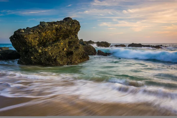 Pedras e ondas no Oceano Pacífico ao pôr do sol, em Thousand Step — Fotografia de Stock