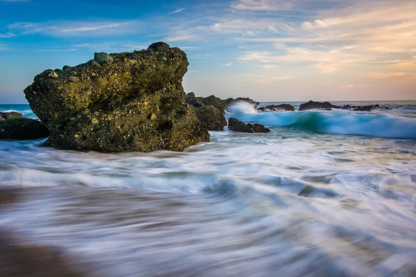 Rochers et vagues dans l'océan Pacifique au coucher du soleil, au mille pas — Photo