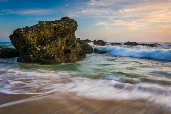 Rotsen en golven in de Grote Oceaan bij zonsondergang, op duizend stap — Stockfoto