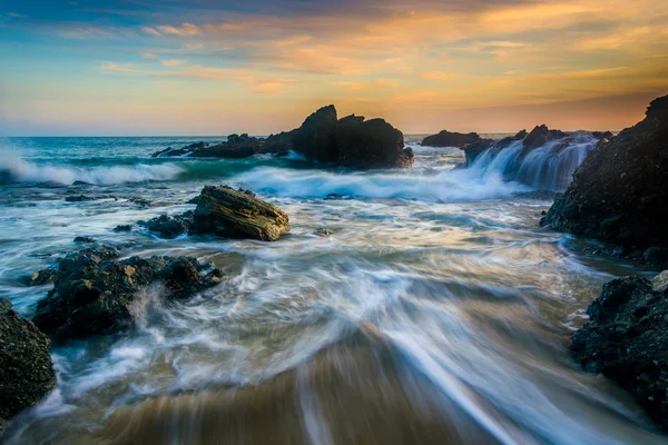 Pedras e ondas no Oceano Pacífico ao pôr do sol, em Thousand Step — Fotografia de Stock