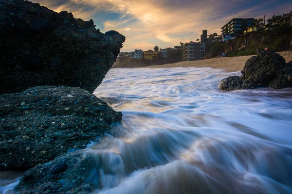 Skály a vln v Tichém oceánu při západu slunce, na tisíc kroku — Stock fotografie