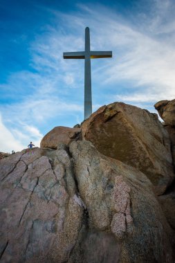 Riverside, C Mount Rubidoux Park'ta çapraz ve büyük kayalar