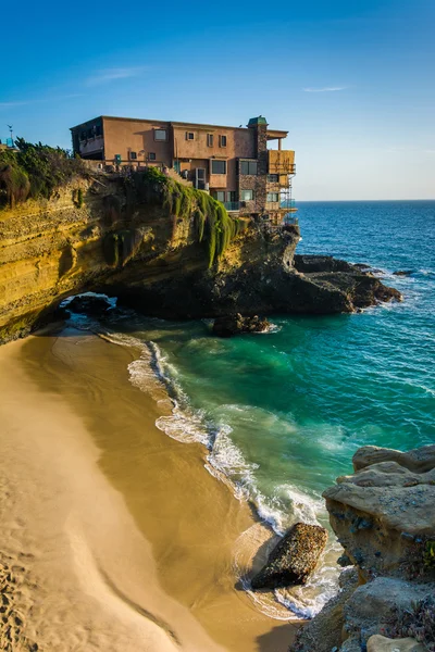 Blick auf ein Haus auf einer Klippe und eine kleine Bucht am Tafelfelsenstrand, — Stockfoto