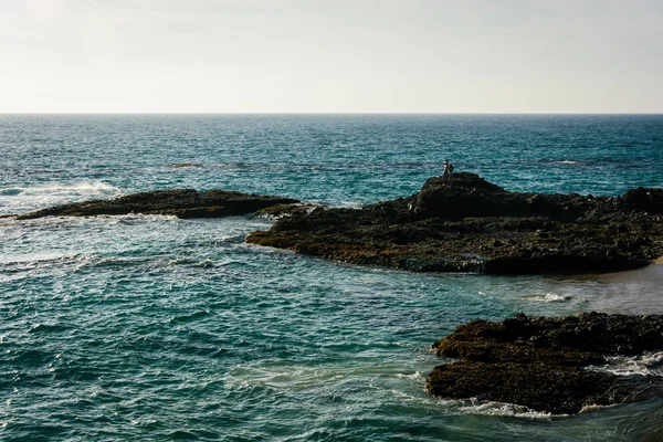 Widok na skały na Oceanie Spokojnym plaży Rock tabela w Lagu — Zdjęcie stockowe