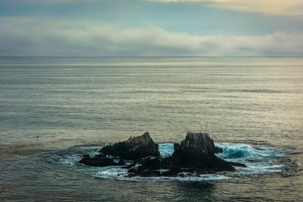 Uitzicht op rotsen in de Stille Oceaan, van Crescent Bay Point Park — Stockfoto