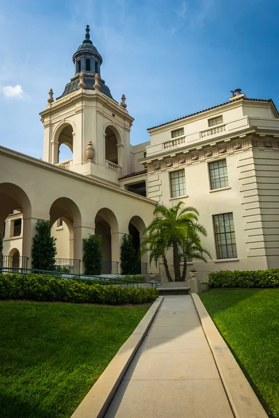 Walkway and City Hall, in Pasadena, California. — Stock Photo, Image