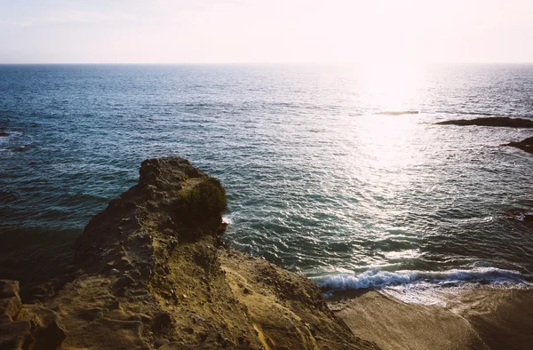 Uçurum ve günbatımı tablo Rock Beach, büyük okyanus içinde — Stok fotoğraf