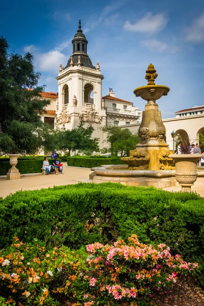 Květiny a fontána mimo radnici, v Pasadena, Kalifornie. — Stock fotografie