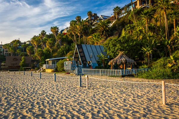 Huizen op het strand en kliffen op duizend stappen Beach, in Lagun — Stockfoto