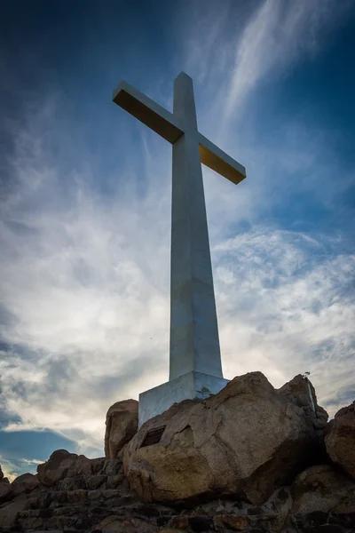 十字架和岩石在装载 Rubidoux 公园，在河滨，加利福尼亚州 — 图库照片