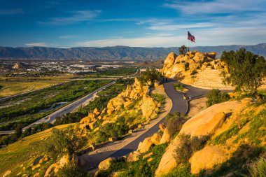 Yollar ve R Mount Rubidoux Park'ta bir Amerikan bayrağı görünümü