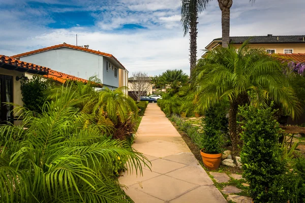 Gardens and houses along walkway, on Lido Isle, in Newport Beach — Stock Photo, Image