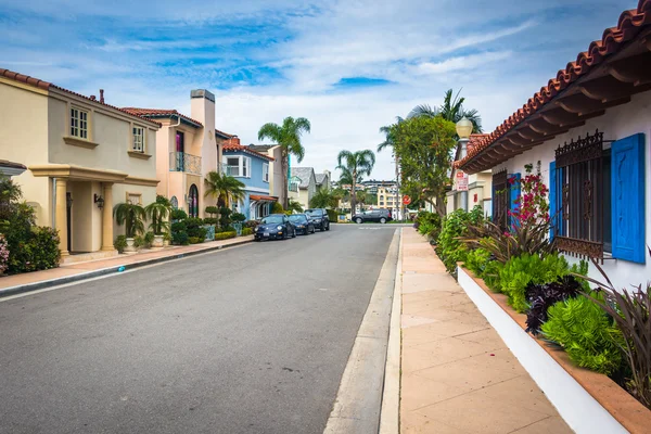 Casas a lo largo de una calle, en Lido Isle, en Newport Beach, Californi — Foto de Stock