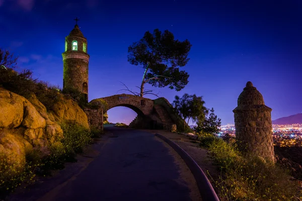 Most míru v noci, u parku Mount Rubidoux, v Riverside, — Stock fotografie