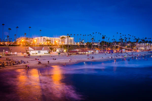 Het strand bij nacht, gezien vanaf de pier in Oceanside, Californië. — Stockfoto