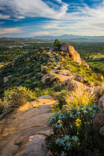 Sentiero lungo il crinale e vista al Monte Rubidoux Park, nel fiume — Foto Stock