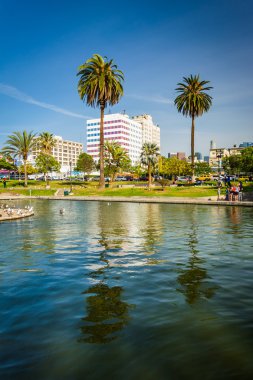 Palmiye ağaçları ve bina Macarthur Park'ta Wes Göl boyunca