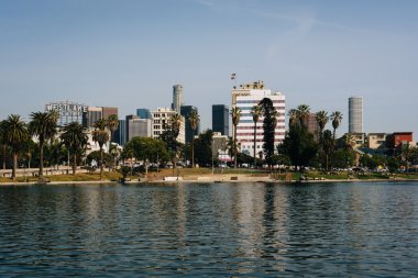 Los Angeles manzarası ve Macarthur Park'ta Westl Gölü