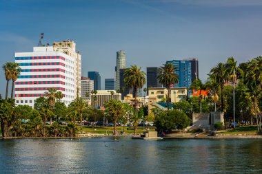 Los Angeles manzarası ve Macarthur Park'ta Westl Gölü