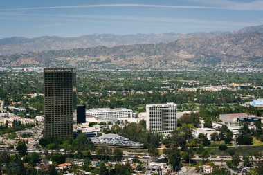 Uzak dağlar ve Universal City Üniversitesi'nden görünümü