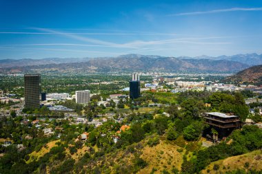Uzak dağlar ve Universal City Üniversitesi'nden görünümü