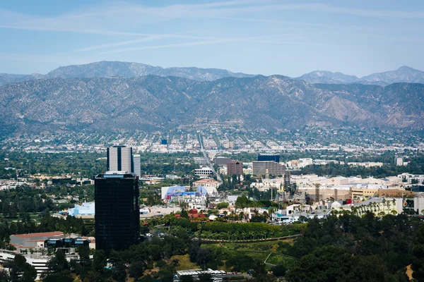 Widok na odległe góry i Universal City University — Zdjęcie stockowe