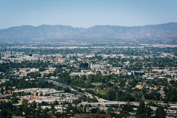 View of distant mountains and Universal City from the University — Stock Photo, Image