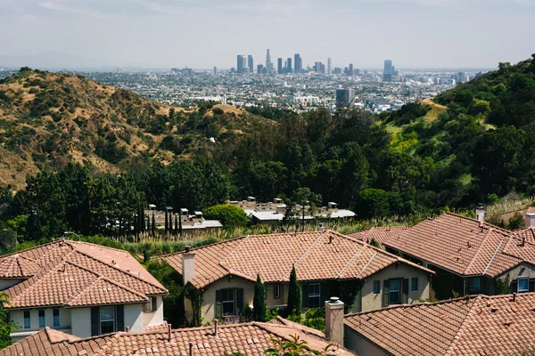 Pohled na domy a Los Angeles Skyline od Mulholland Drive — Stock fotografie