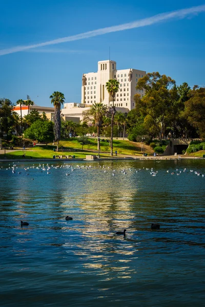 Building along the lake at MacArthur Park, in Westlake, Los Ange — Stock Photo, Image