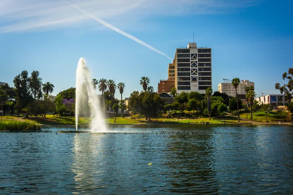 在西湖，洛杉矶麦克阿瑟公园湖中喷泉 — 图库照片