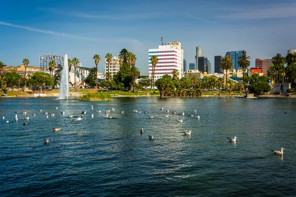 O horizonte de Los Angeles e o lago no MacArthur Park, em Westl — Fotografia de Stock