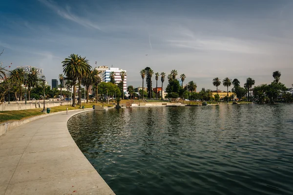 Walkway along the lake at MacArthur Park, in Westlake, Los Angel — Stock Photo, Image