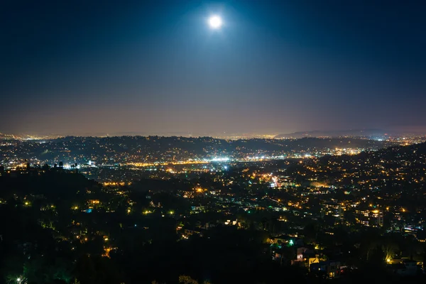 グリフィスから見た北東ロサンゼルス以上、夜に月 — ストック写真