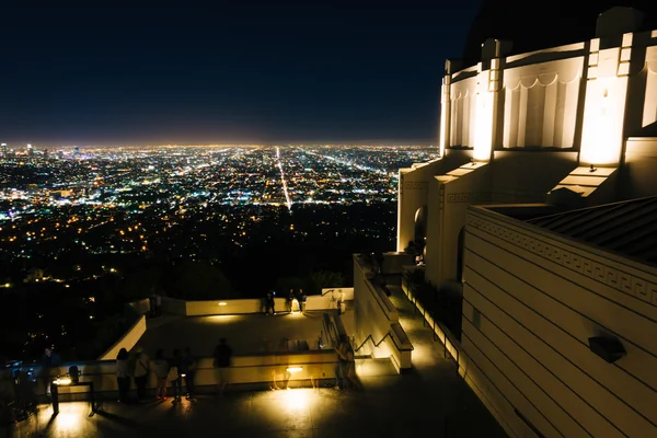 Pohled na Los Angeles a Griffith Observatory v noci, v Gr — Stock fotografie