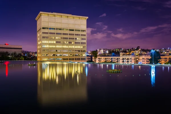 Byggnaden återspeglar i en pool på natten, i Los Angeles, — Stockfoto